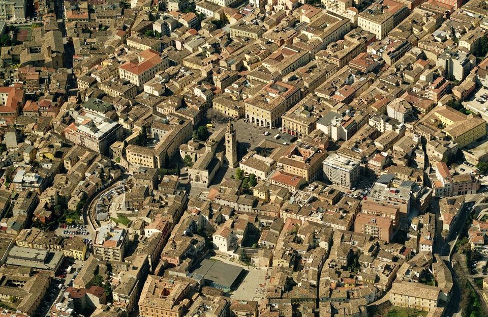 Vista aerea del centro storico di Teramo